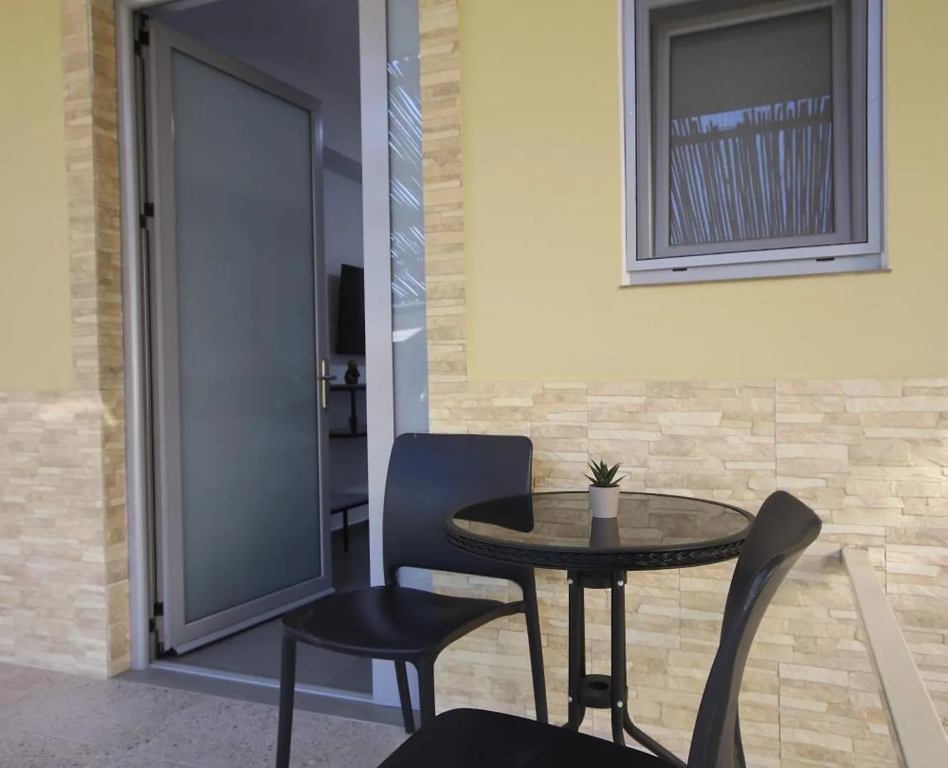 Neranxi Apartament Himare Inn