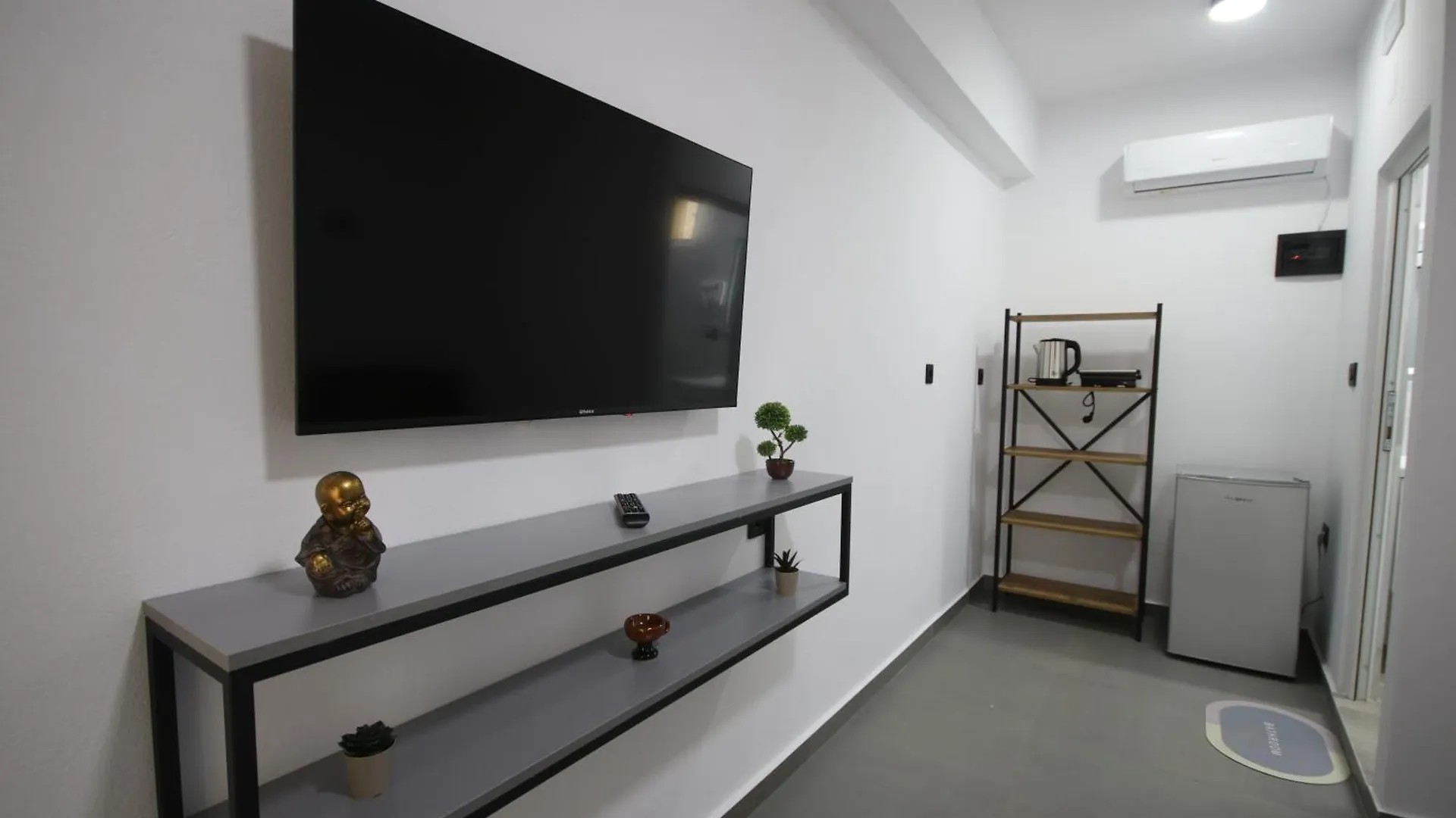 Neranxi Apartament Himare Inn
